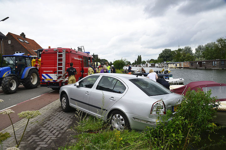 2021/118/20210806-11u46 GB 003 Auto te water Nieuwemeerdijk.jpg